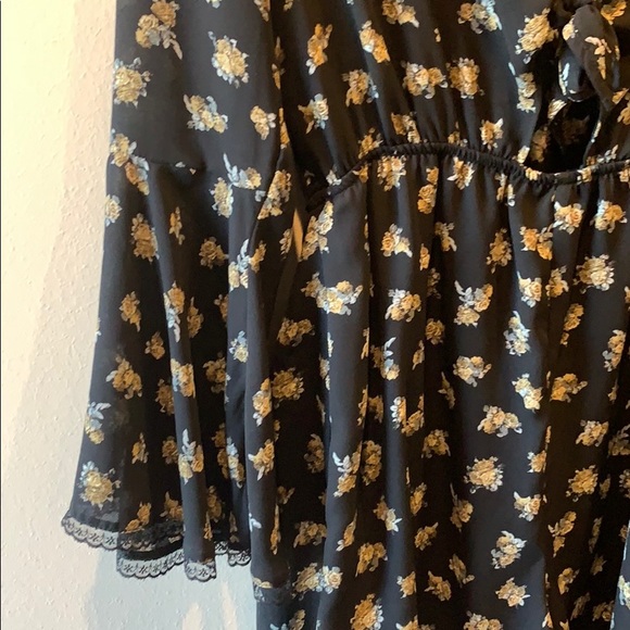 LUXE Floral Romper - Picture 5 of 8